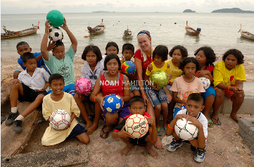 Bethany Hamilton in Thailand after tsunami (http://noahhamilton.photoshelter.com/image?&_bqG=1 (Jon Warren/World Vision))